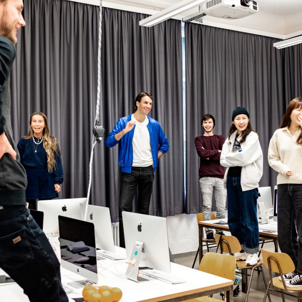 Andrew Norman Wilson teaching a class at Merz Akademie Stuttgart