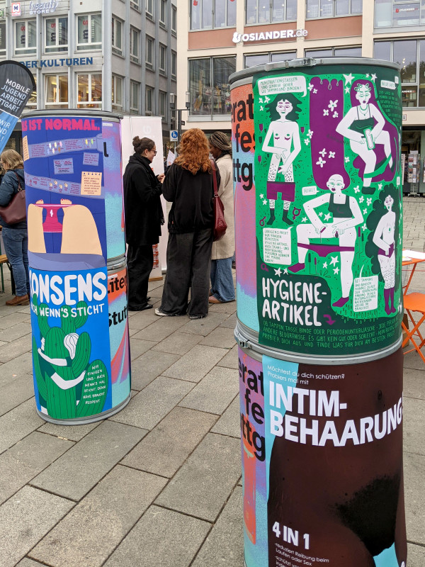 Plakate aus dem Projekt ABC der Aufklärung werden auf dem Marktplatz in Stuttgart ausgestellt