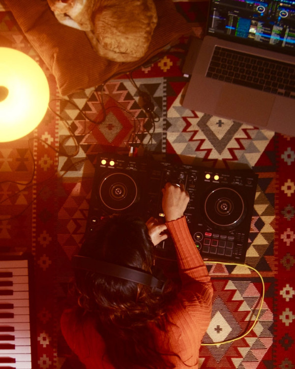 DJ Flave beim Mixing in ihrem Wohnzimmer